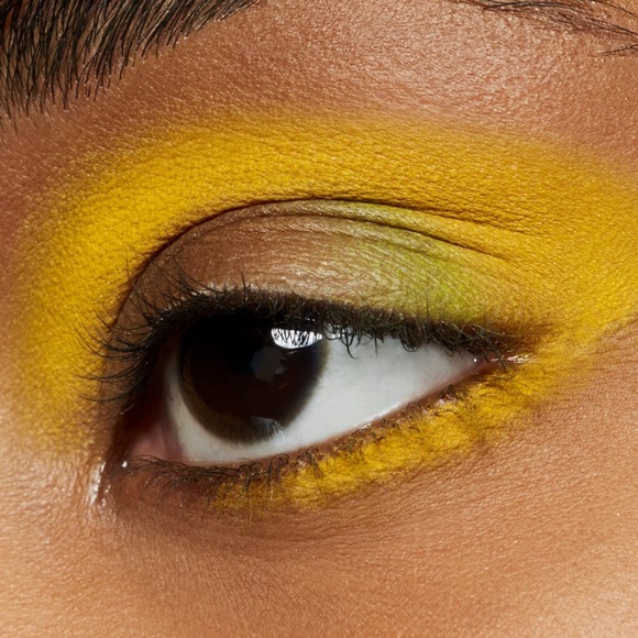 🎃🌛HP! Mac Chrome Yellow Matte Eyeshadow - Picture 7 of 12